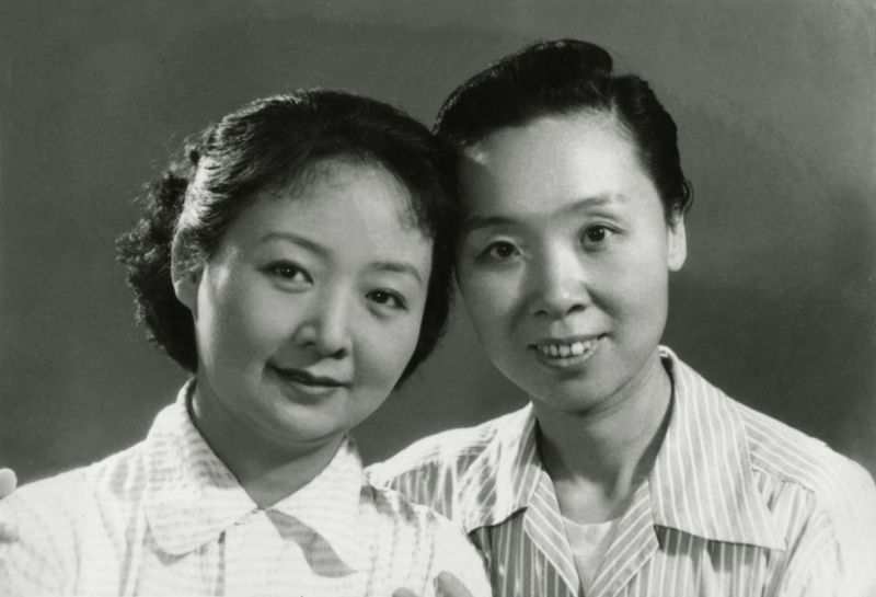 文件:1952年陈素真（右）陈伯华（左）.jpg
