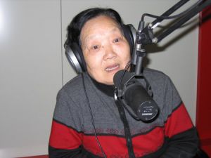 安金凤在电台作节目