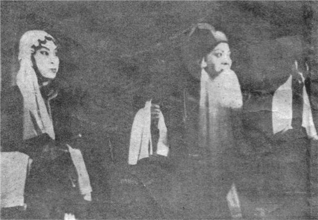 文件:1950年，刘金屏（左）在栋联汉剧团与袁双林（右）合演汉剧《描容》.jpg