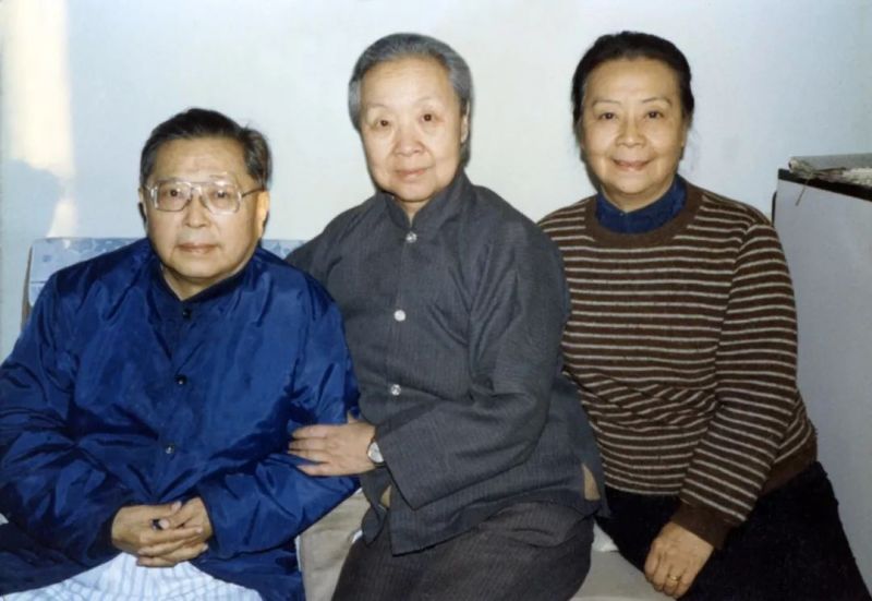 文件:1989年陈素真与曹禺、李玉茹.jpg